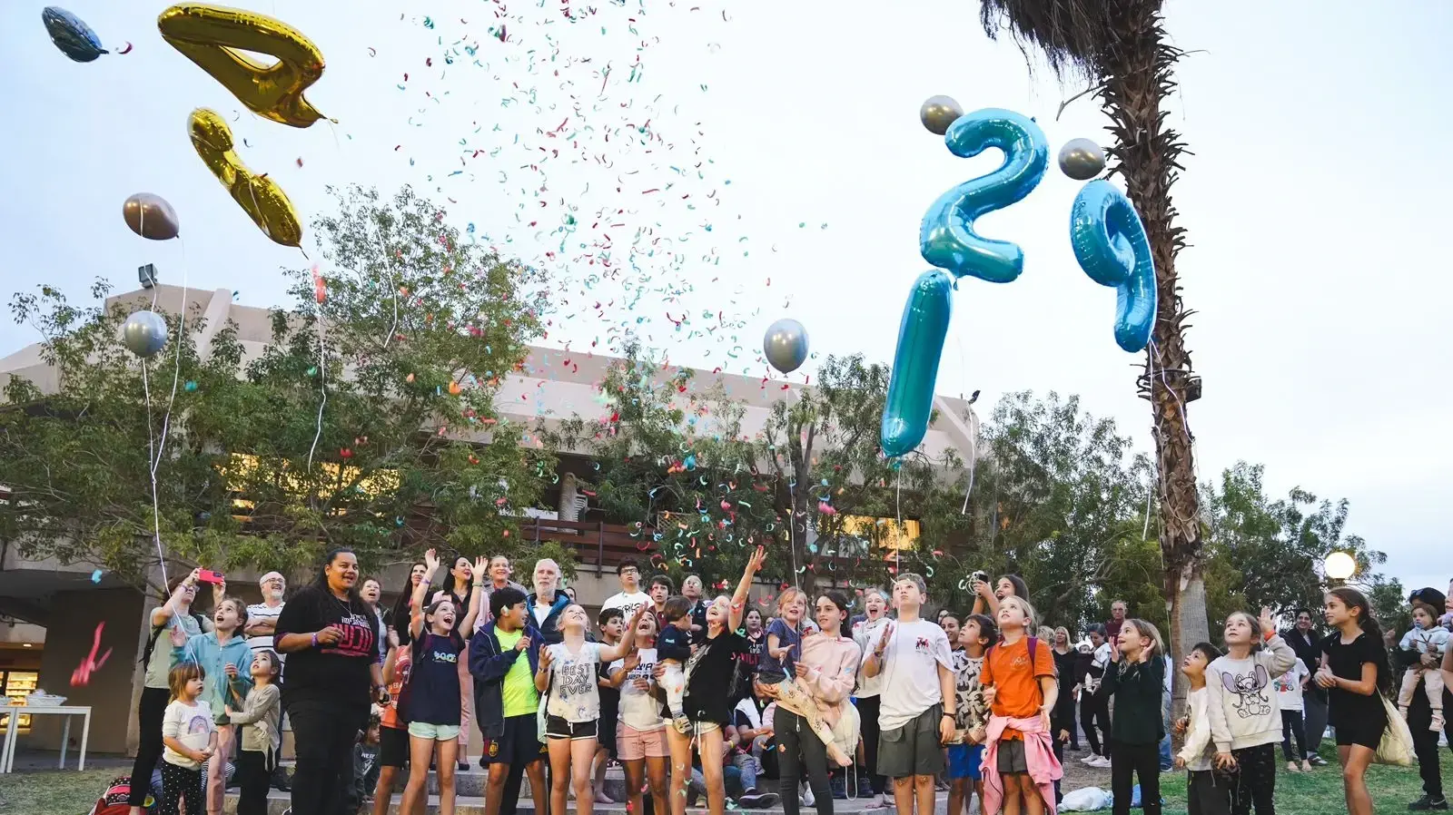 לאחר חזרתם הביתה של לואיס ופרננדו,קהילת ניר יצחק מפריחה בלונים להשבת החטופים