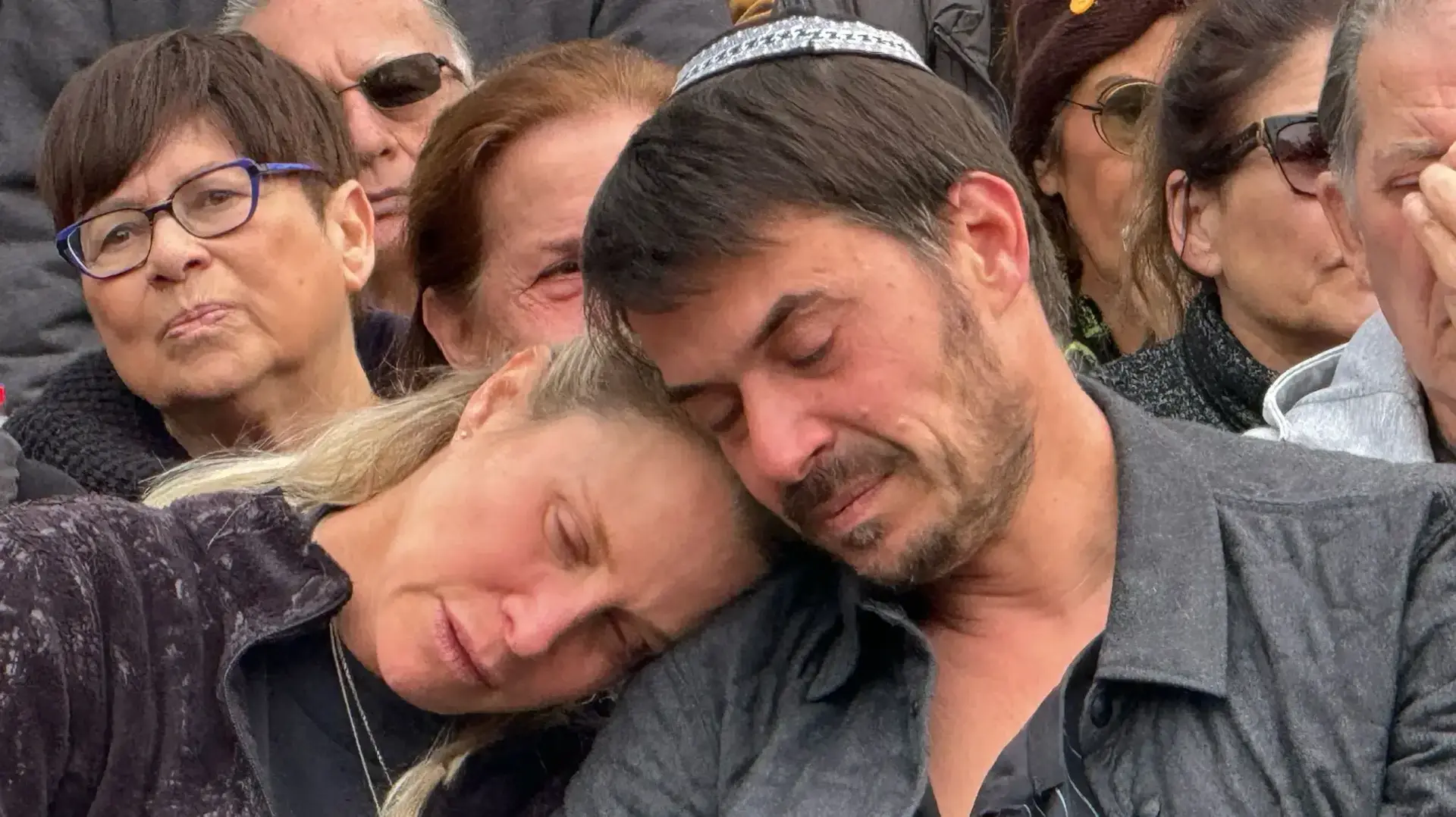 הוריו של רס"ל עדי אלדור בהלוויה של בנם שנפל בעזה, 12 בפברואר 2024 הוריו של רס"ל עדי אלדור בהלוויה של בנם שנפל בעזה, 12 בפברואר 2024