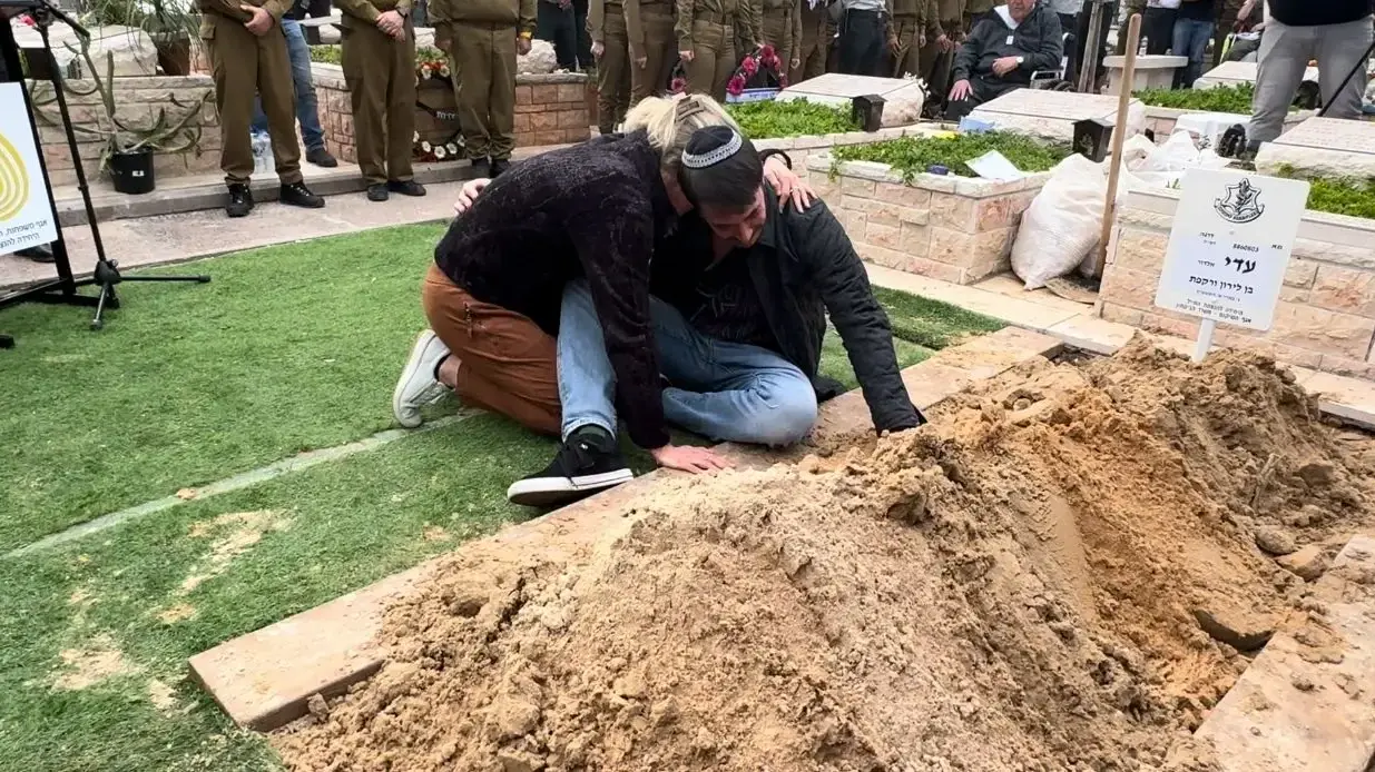 הוריו של רס"ל עדי אלדור בהלוויה של בנם שנפל בעזה, 12 בפברואר 2024 הוריו של רס"ל עדי אלדור בהלוויה של בנם שנפל בעזה, 12 בפברואר 2024