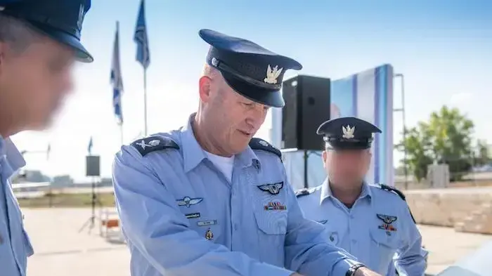מפקד חיל האוויר אלוף תומר בר מדביק את סמל ח"א על כטב"מ הניצוץ בעת פתיחתה המחודשת של טייסת 144 מפקד חיל האוויר אלוף תומר בר מדביק את סמל ח"א על כטב"מ הניצוץ בעת פתיחתה המחודשת של טייסת 144