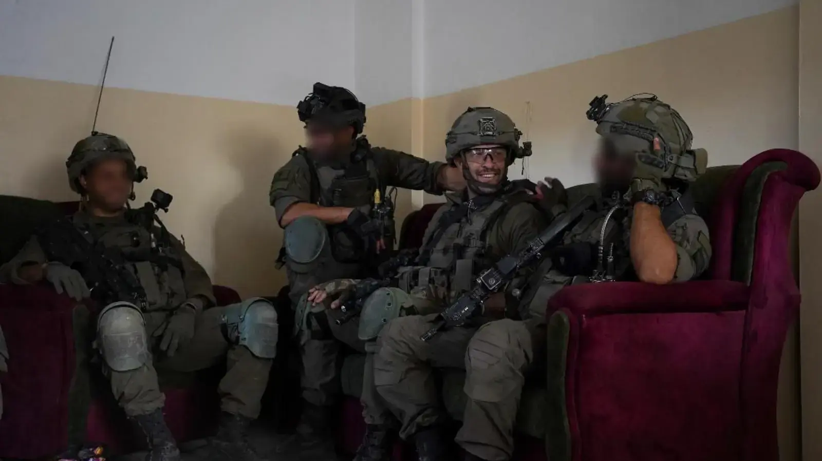 סא"ל זיו בואניש עם חייליו בפעילות גדס"ר גבעתי בעזה, 15 בפברואר 2024 סא"ל זיו בואניש עם חייליו בפעילות גדס"ר גבעתי בעזה, 15 בפברואר 2024
