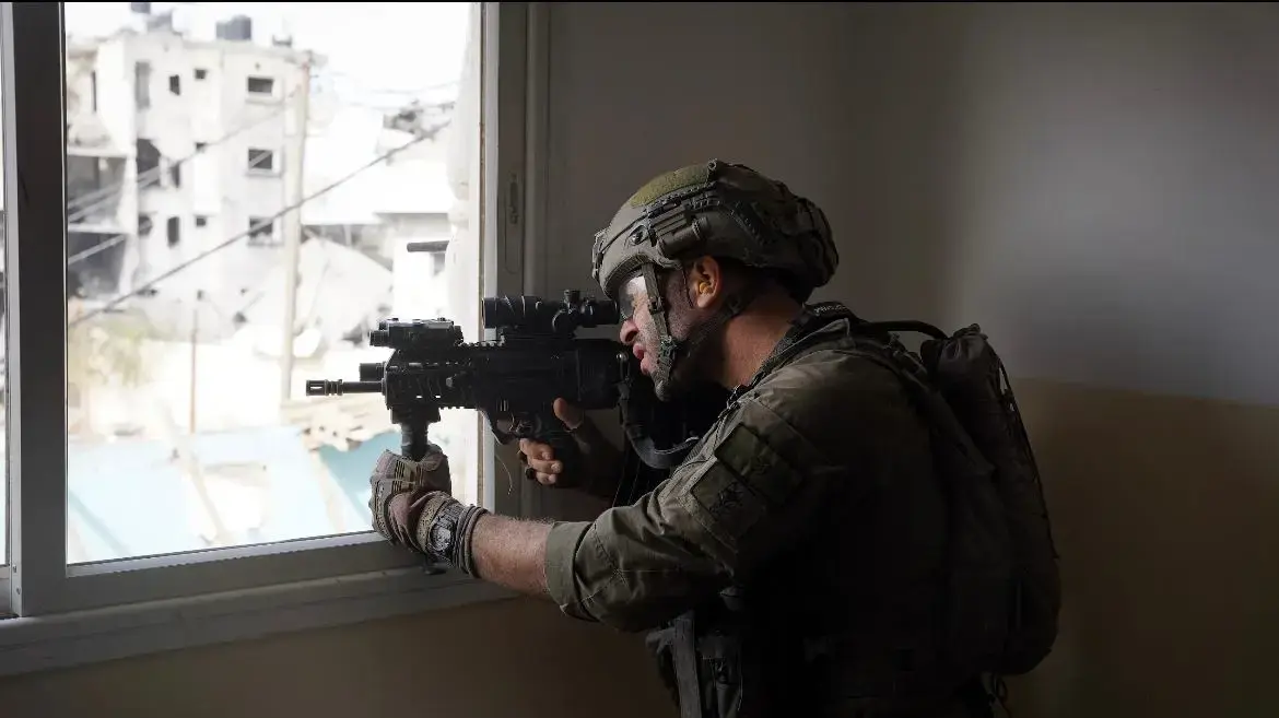 סא"ל זיו בואניש בפעילות עם חייליו בגדס"ר גבעתי בעזה, 15 בפברואר 2024 סא"ל זיו בואניש בפעילות עם חייליו בגדס"ר גבעתי בעזה, 15 בפברואר 2024