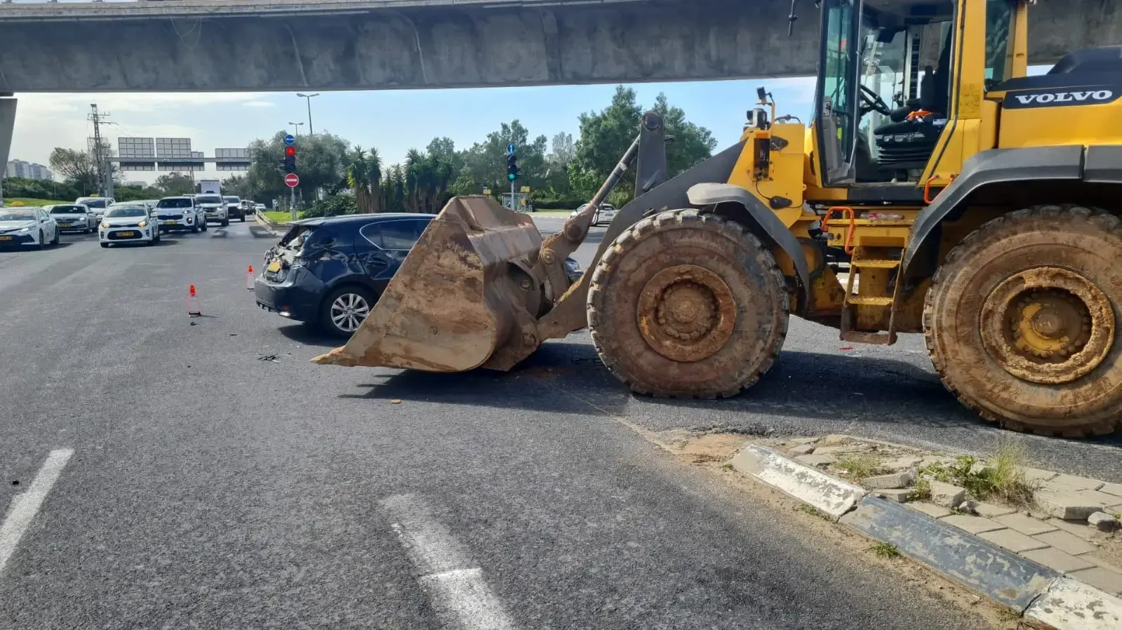 טרקטור התנגש במספר כלי רכב, סמוך לגלילות.