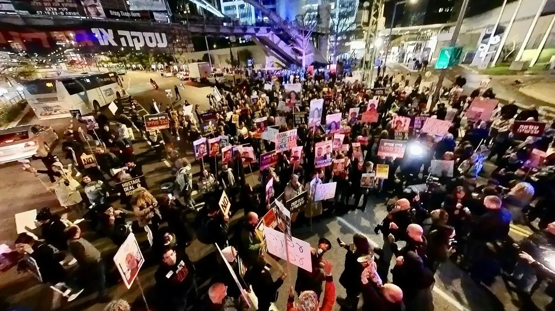 עשרות משפחות חטופים מתבצרות בכניסה לקריה לצד מאות אזרחיות ואזרחי ישראל עשרות משפחות חטופים מתבצרות בכניסה לקריה לצד מאות אזרחיות ואזרחי ישראל