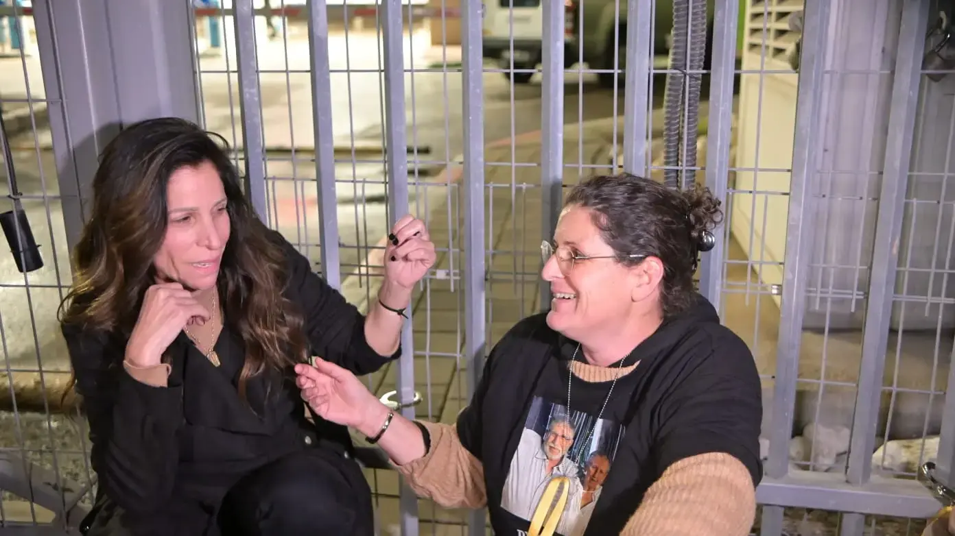 מפגינים אוזקים את עצמם לשער הבסיס בקרייה מפגינים אוזקים את עצמם לשער הבסיס בקרייה