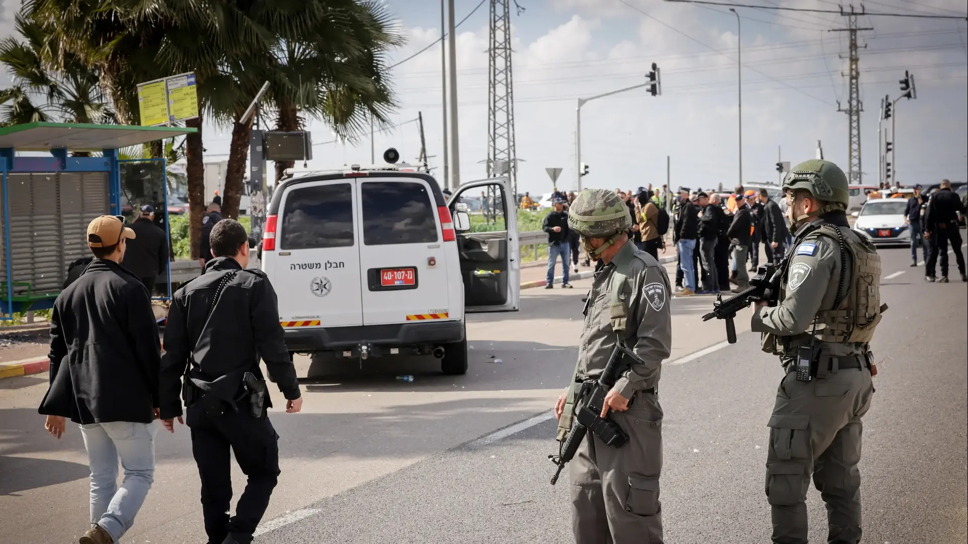 כוחות הביטחון על רקע זירת פיגוע ירי בצומת ראם כוחות הביטחון על רקע זירת פיגוע ירי בצומת ראם