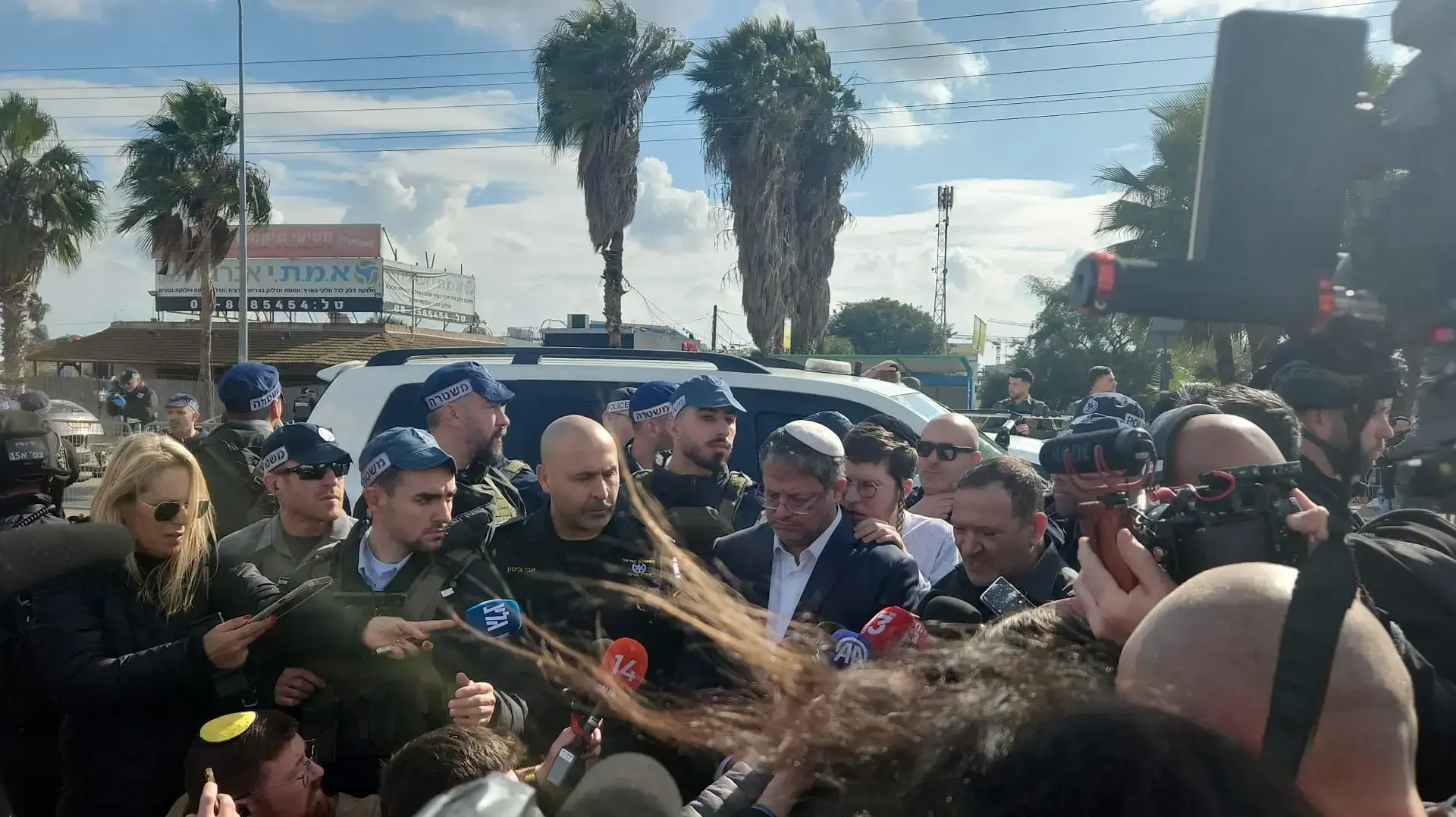 השר לביטחון לאומי ומפכ"ל המשטרה בזירת הפיגוע בצומת ראם. 16 בפברואר 2024 השר לביטחון לאומי ומפכ"ל המשטרה בזירת הפיגוע בצומת ראם. 16 בפברואר 2024