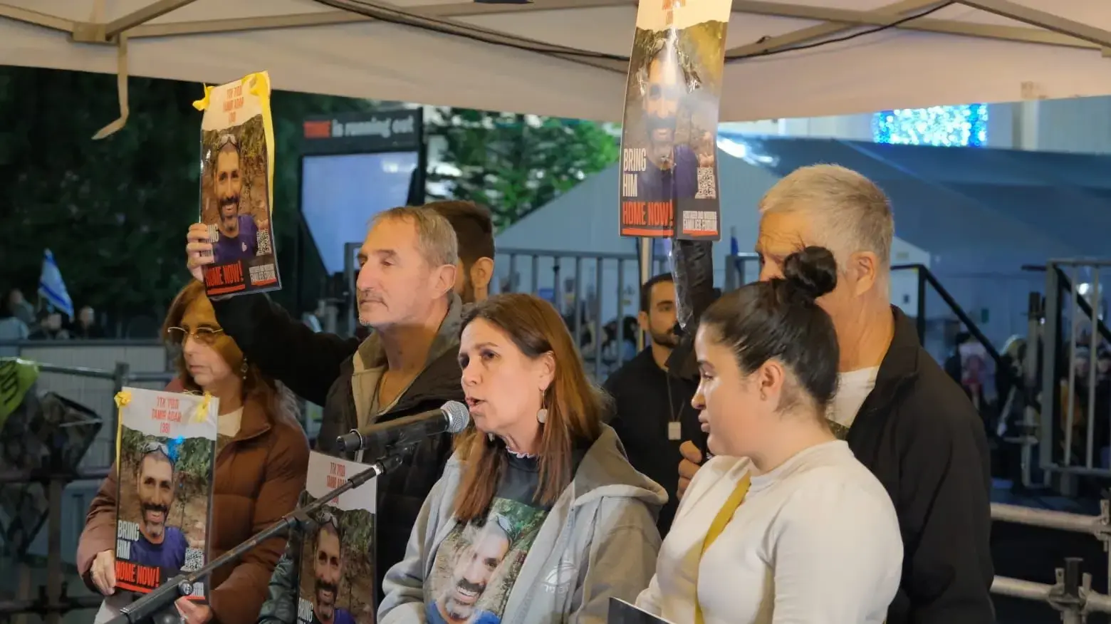יעל אדר, אימו של תמיר אדר ז״ל אשר גופתו מוחזקת בשבי בעצרת למען החטופים, 17 בפברואר 2024 יעל אדר, אימו של תמיר אדר ז״ל אשר גופתו מוחזקת בשבי בעצרת למען החטופים, 17 בפברואר 2024