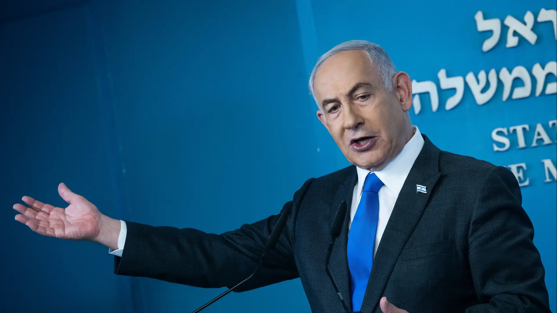ראש הממשלה בנימין נתניהו במסיבת עיתונאים במשרדו בירושלים
17 בפברואר 2024 ראש הממשלה בנימין נתניהו במסיבת עיתונאים במשרדו בירושלים
17 בפברואר 2024