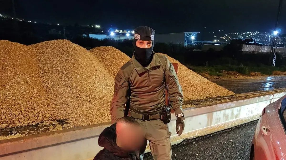 החשוד שנעצר בסמוך לצומת כרמיאל בחשד לסחר באמל"ח, 19 בפברואר 2024 החשוד שנעצר בסמוך לצומת כרמיאל בחשד לסחר באמל"ח, 19 בפברואר 2024