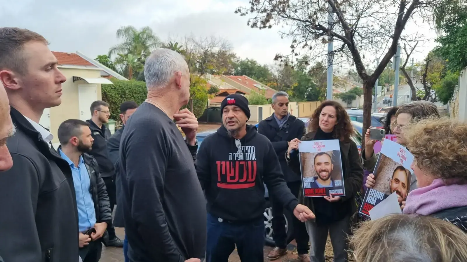 בני גנץ מדבר עם משפחות חטופים שהגיעו למחות מול ביתו, 19 בפברואר 2024 בני גנץ מדבר עם משפחות חטופים שהגיעו למחות מול ביתו, 19 בפברואר 2024