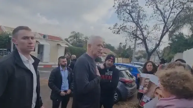 בני גנץ מדבר עם משפחות חטופים שהגיעו למחות מול ביתו, 19 בפברואר 2024 בני גנץ מדבר עם משפחות חטופים שהגיעו למחות מול ביתו, 19 בפברואר 2024