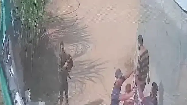 המחבלים מכסים את ראשם של שירי ואריאל ביבס, במהלך חטיפתם , תאריך ה-7 באוקטובר 2023