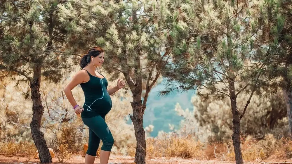 אישה בהריון הולכת הריון כושר הליכה אישה בהריון הולכת הריון כושר הליכה