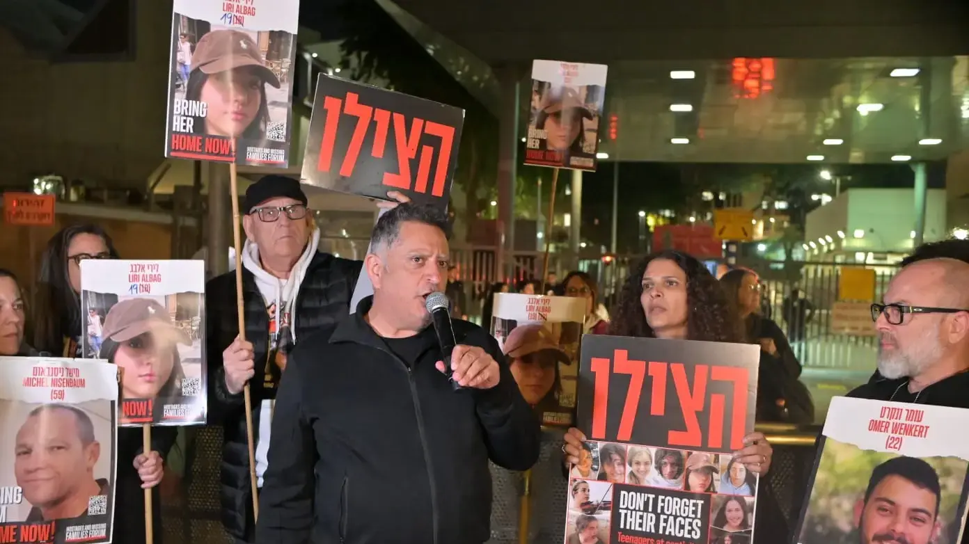 משפחות החטופים זועקים מחוץ להתכנסות קבינט המלחמה, 20 בפברואר 2024