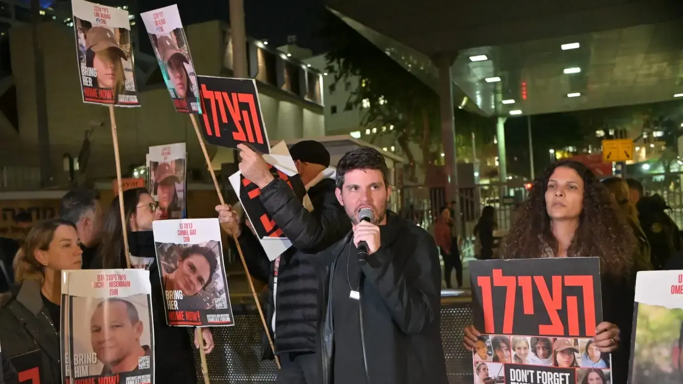 משפחות החטופים זועקים מחוץ להתכנסות קבינט המלחמה, 20 בפברואר 2024