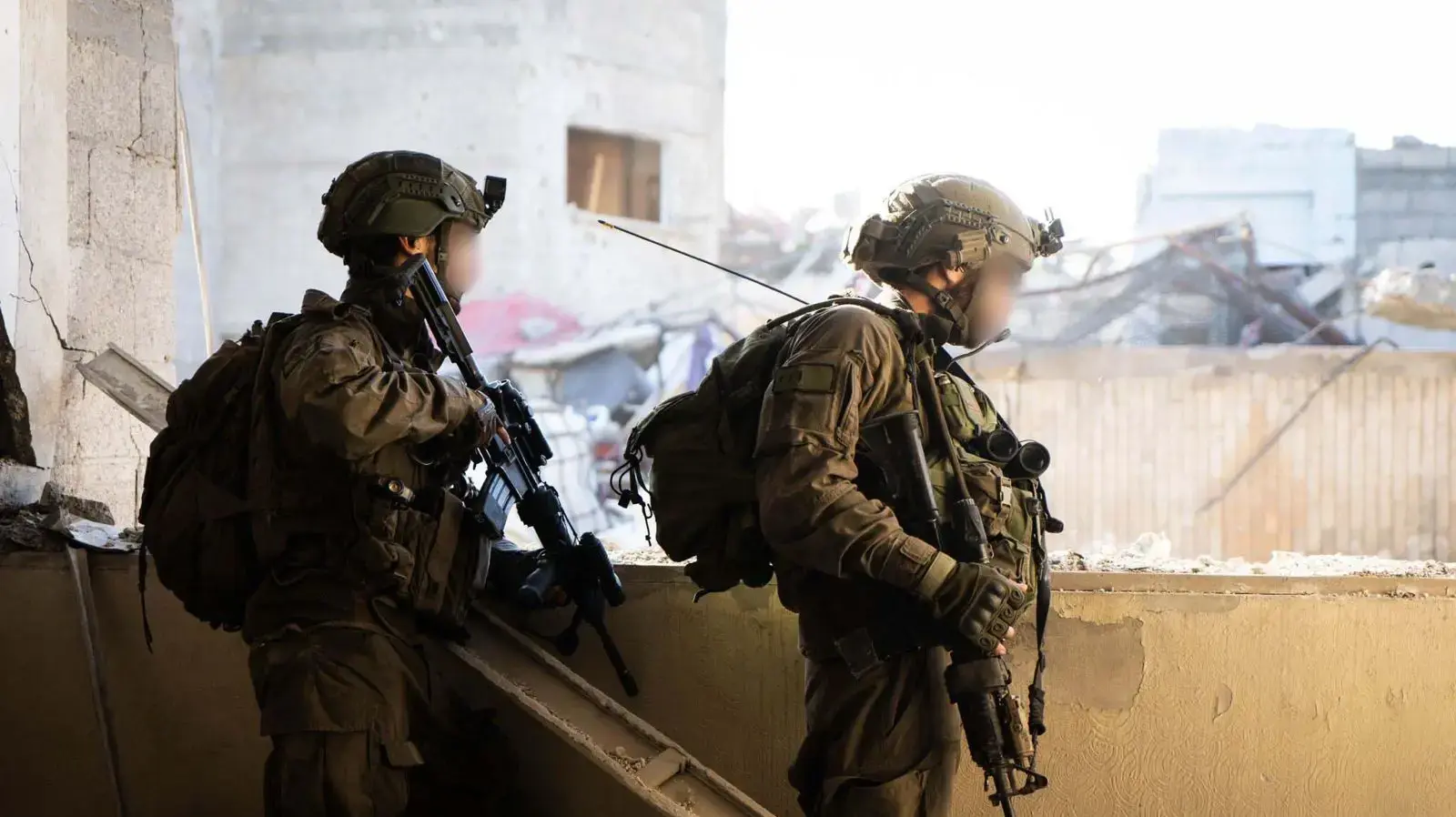 תיעוד מפעילות צוות הקרב של חטיבת הצנחנים במערב חאן יונס תיעוד מפעילות צוות הקרב של חטיבת הצנחנים במערב חאן יונס