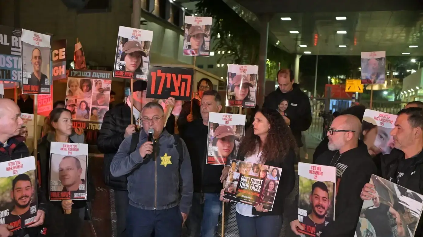 משפחות החטופים זועקים מחוץ להתכנסות קבינט המלחמה, 20 בפברואר 2024