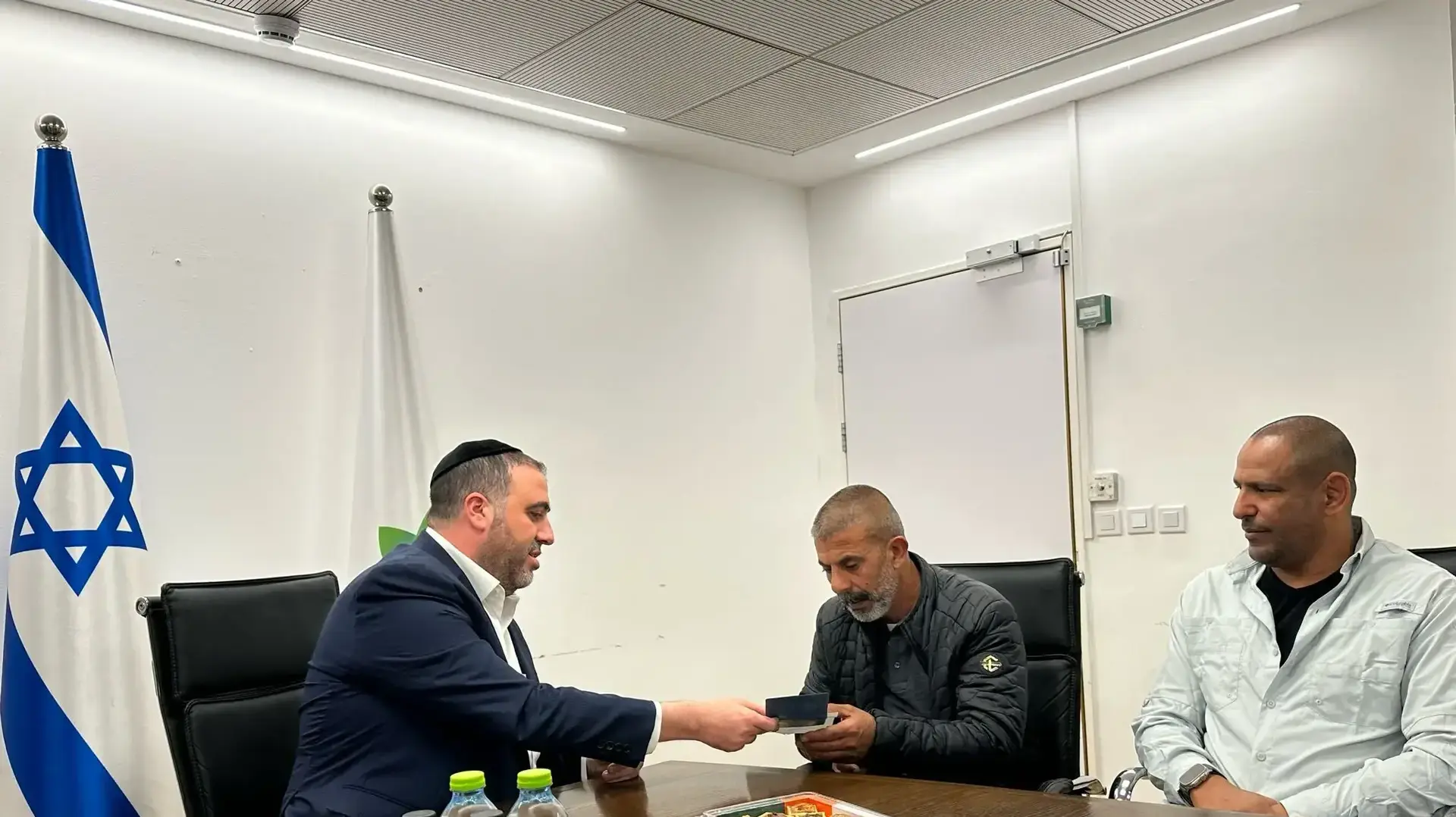 שר הפנים משה ארבל העניק מעמד תושב קבע לחמיד אבו עראר שר הפנים משה ארבל העניק מעמד תושב קבע לחמיד אבו עראר