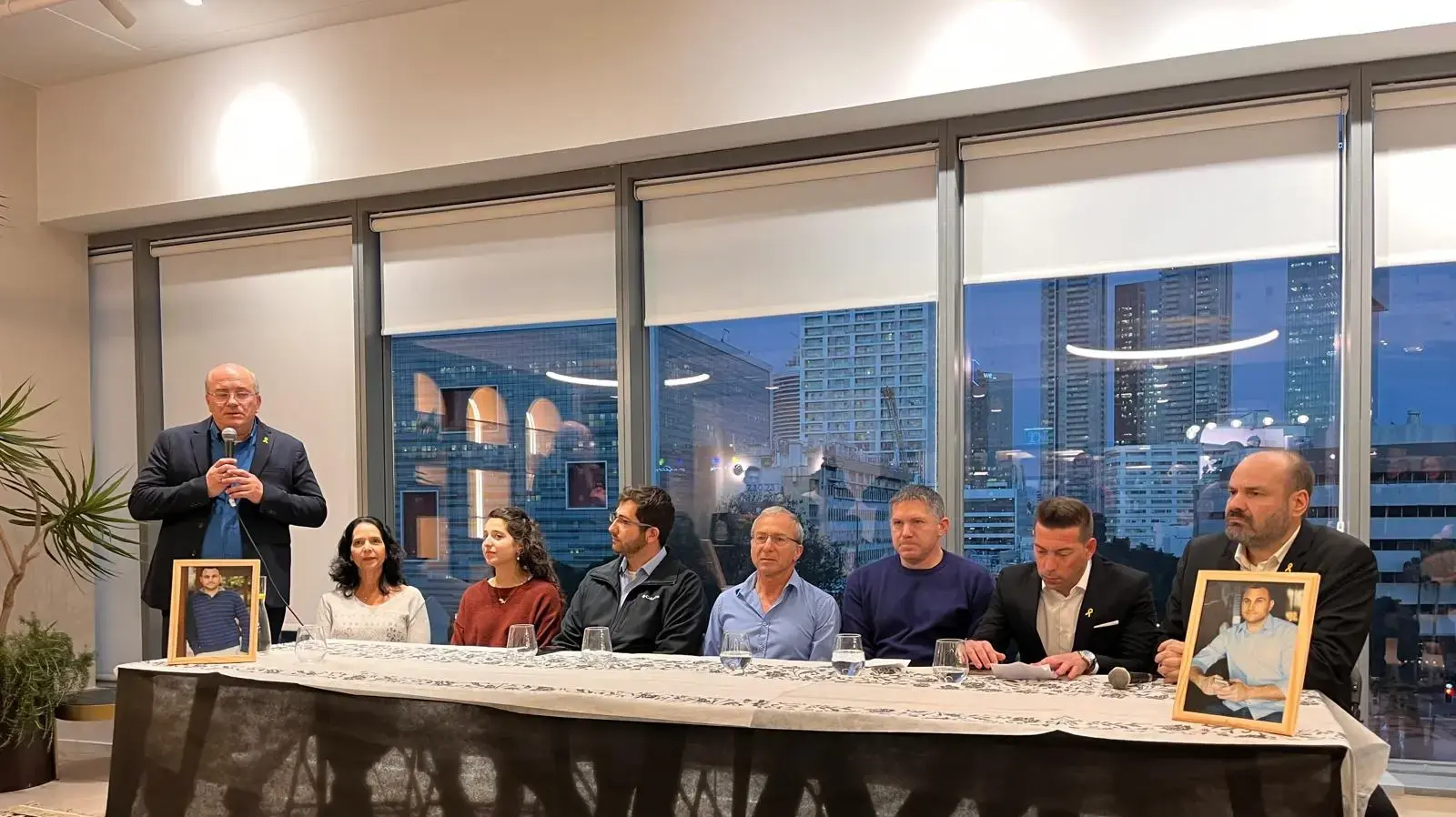 מסיבת עיתונאים של משפחתו של יובל קסטלמן שנורה למוות לאחר שניטרל מחבל בפיגוע בירושלים ב-30.11 מסיבת עיתונאים של משפחתו של יובל קסטלמן שנורה למוות לאחר שניטרל מחבל בפיגוע בירושלים ב-30.11