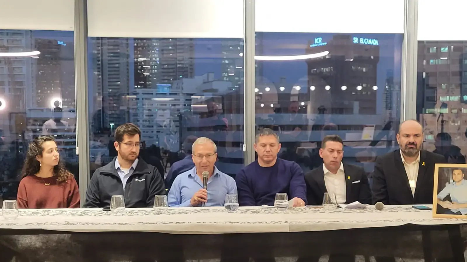 מסיבת עיתונאים של משפחתו של יובל קסטלמן שנורה למוות לאחר שניטרל מחבל בפיגוע בירושלים ב-30.11 מסיבת עיתונאים של משפחתו של יובל קסטלמן שנורה למוות לאחר שניטרל מחבל בפיגוע בירושלים ב-30.11