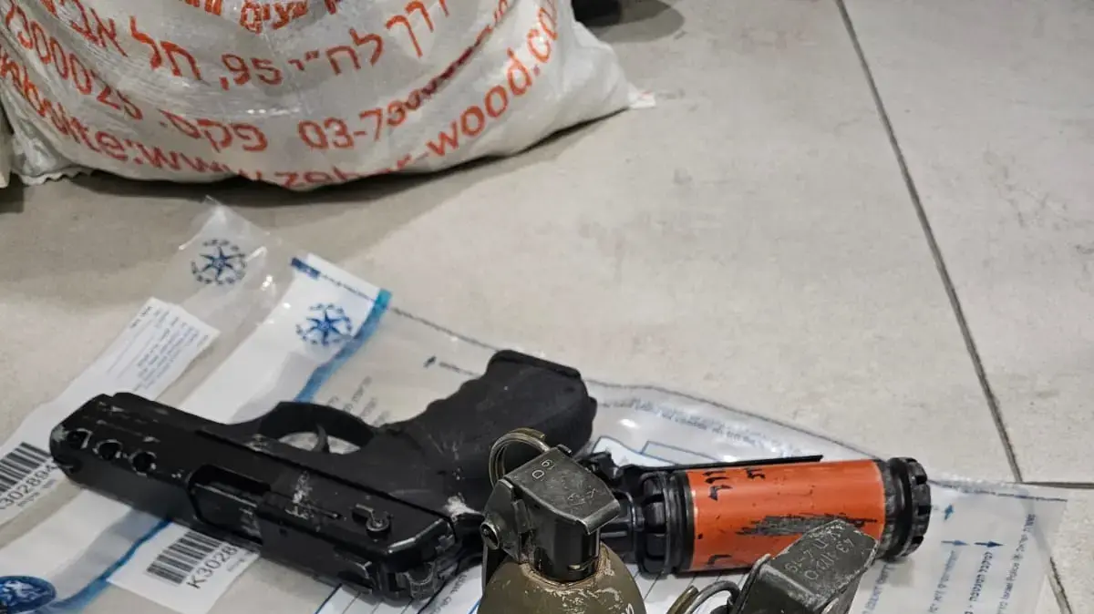 אמל"ח שנתפס בחודשים האחרונים אצל מחוללי פשיעה. חלקו מזירות לחימה. אמל"ח שנתפס בחודשים האחרונים אצל מחוללי פשיעה. חלקו מזירות לחימה.