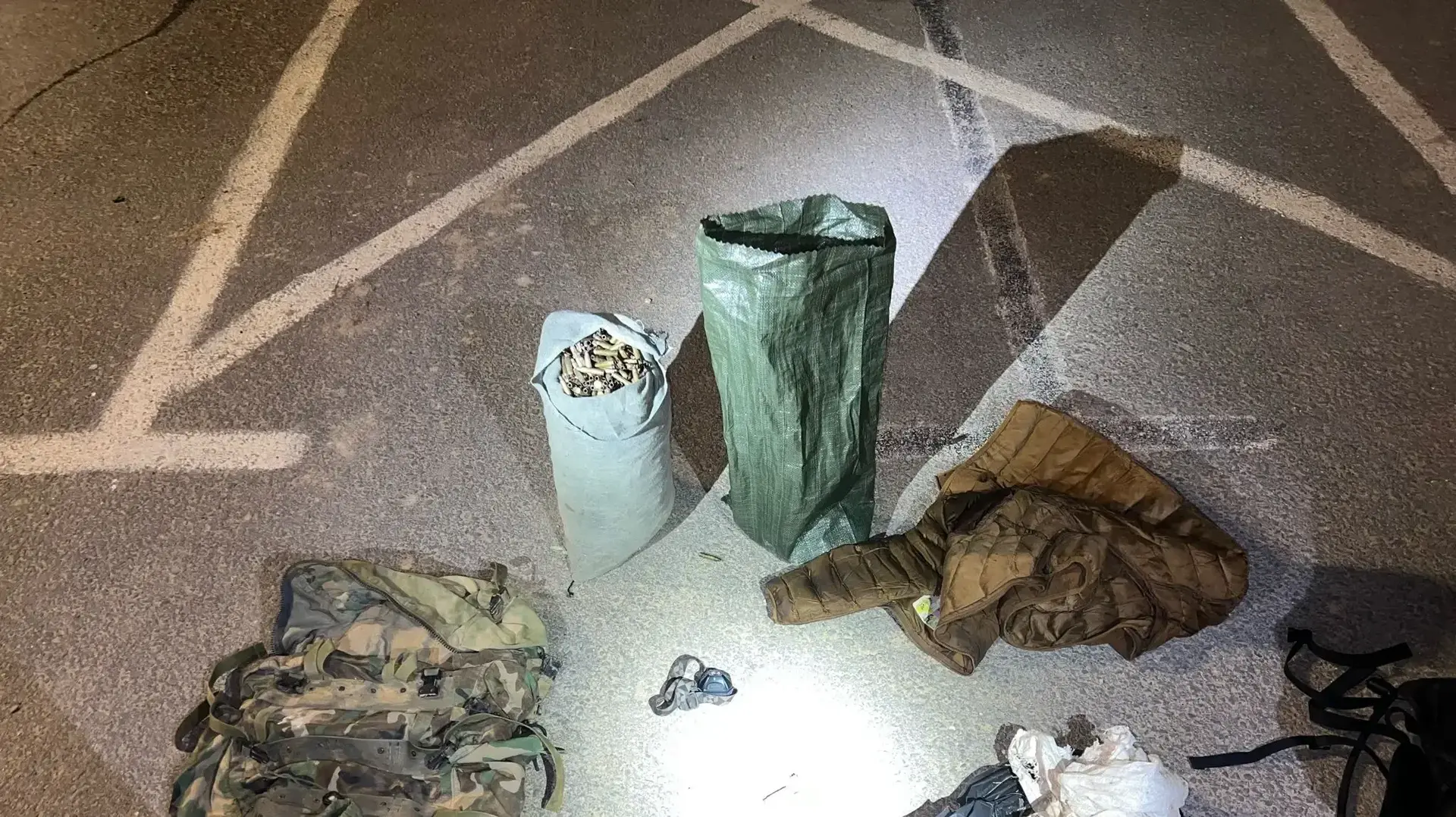 אמל"ח שנתפס אצל גנבים פלסטינים שפרצו לבסיס בדרום הארץ אמל"ח שנתפס אצל גנבים פלסטינים שפרצו לבסיס בדרום הארץ
