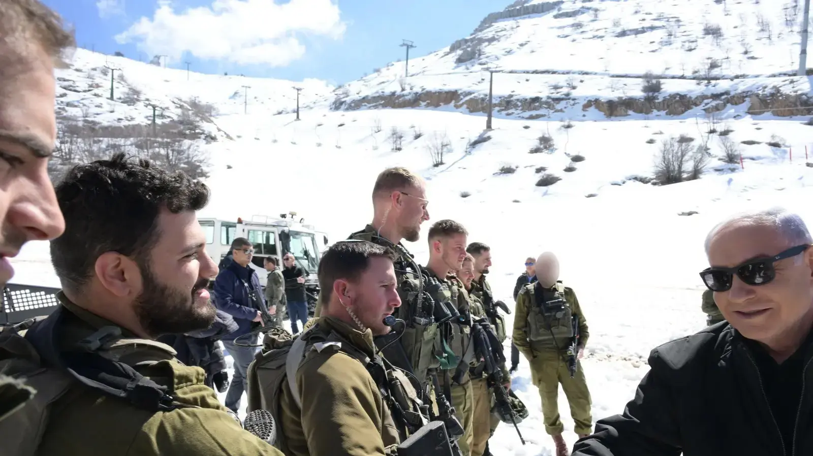 ראש הממשלה בנימין נתניהו בפגישה עם לוחמי האלפיניסטים וגדוד 53 בחרמון
22 בפברואר 2014 ראש הממשלה בנימין נתניהו בפגישה עם לוחמי האלפיניסטים וגדוד 53 בחרמון
22 בפברואר 2014