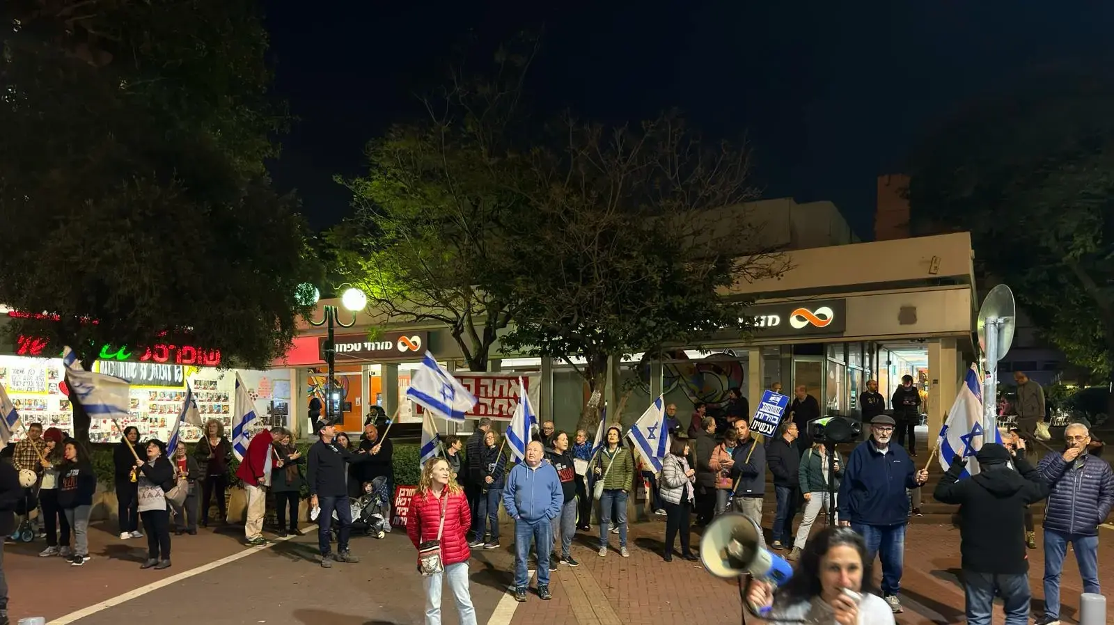 הפגנה מול בתים של שרים ברחבי הארץ בדרישה לבחירות, מול ביתו של אקוניס הפגנה מול בתים של שרים ברחבי הארץ בדרישה לבחירות, מול ביתו של אקוניס