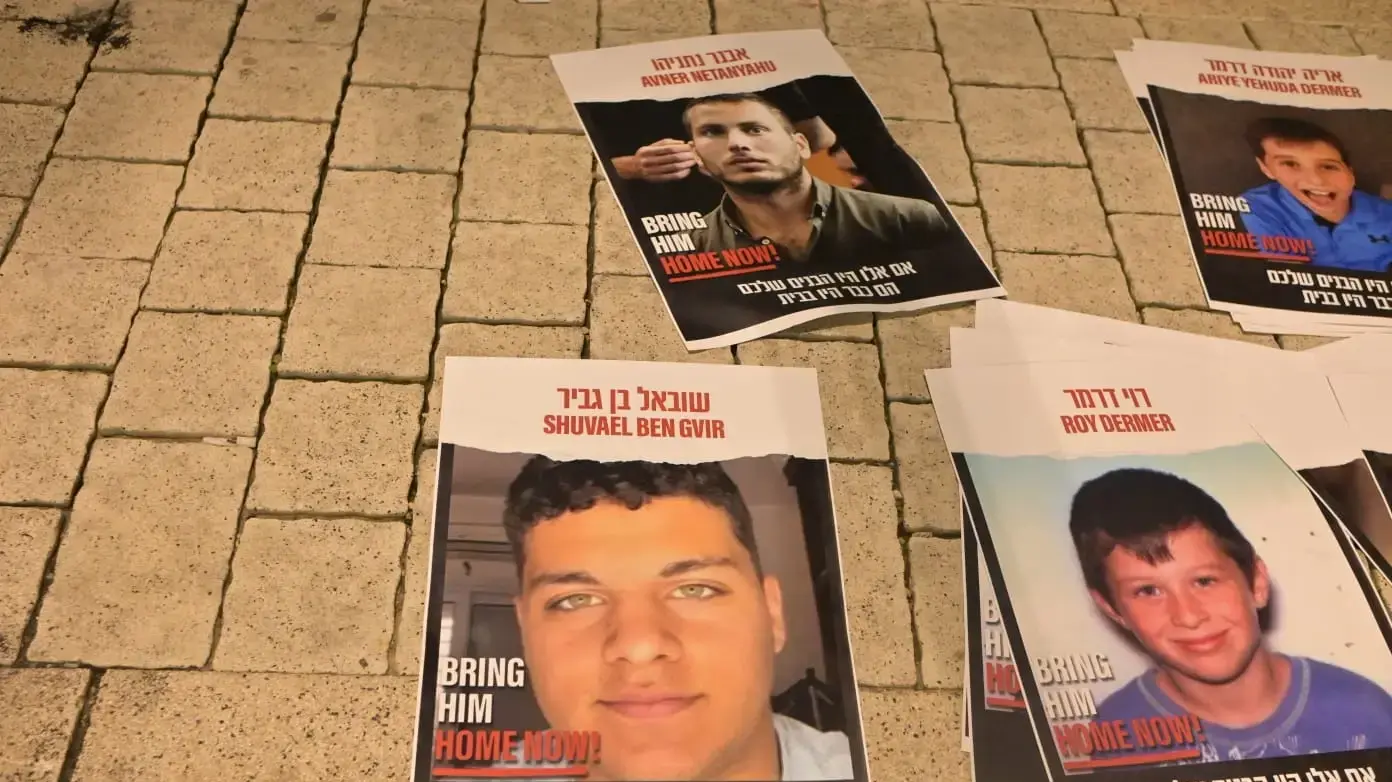 תמונות ילדי השרים כחטופים, לצד הכיתוב ״אם אלו היו הבנים שלכם הם כבר היו בבית״ בהפגנה למען שחרור החטופים, 22 בפברואר 2024 תמונות ילדי השרים כחטופים, לצד הכיתוב ״אם אלו היו הבנים שלכם הם כבר היו בבית״ בהפגנה למען שחרור החטופים, 22 בפברואר 2024