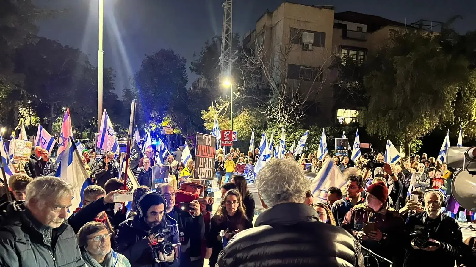 מחאה נגד הממשלה מול ביתו של אייזנקוט, 22 בפברואר 2024 מחאה נגד הממשלה מול ביתו של אייזנקוט, 22 בפברואר 2024