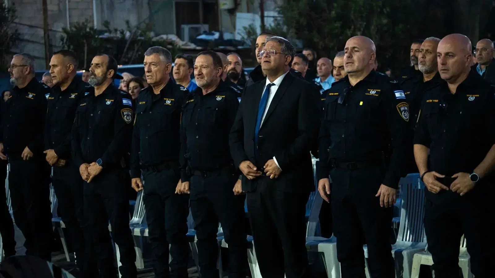 איתמר בן גביר ושוטרים בטקס להחלפת שם תחנת שכונות לתל אביב דרום איתמר בן גביר ושוטרים בטקס להחלפת שם תחנת שכונות לתל אביב דרום