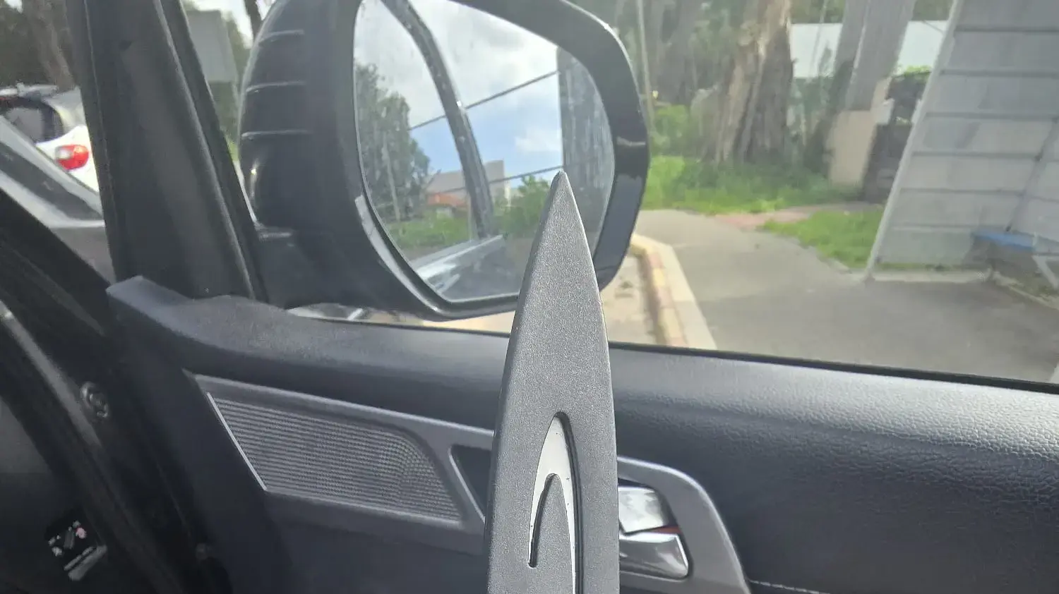 הפגיון שנתפס ברכבו של החשוד הפגיון שנתפס ברכבו של החשוד