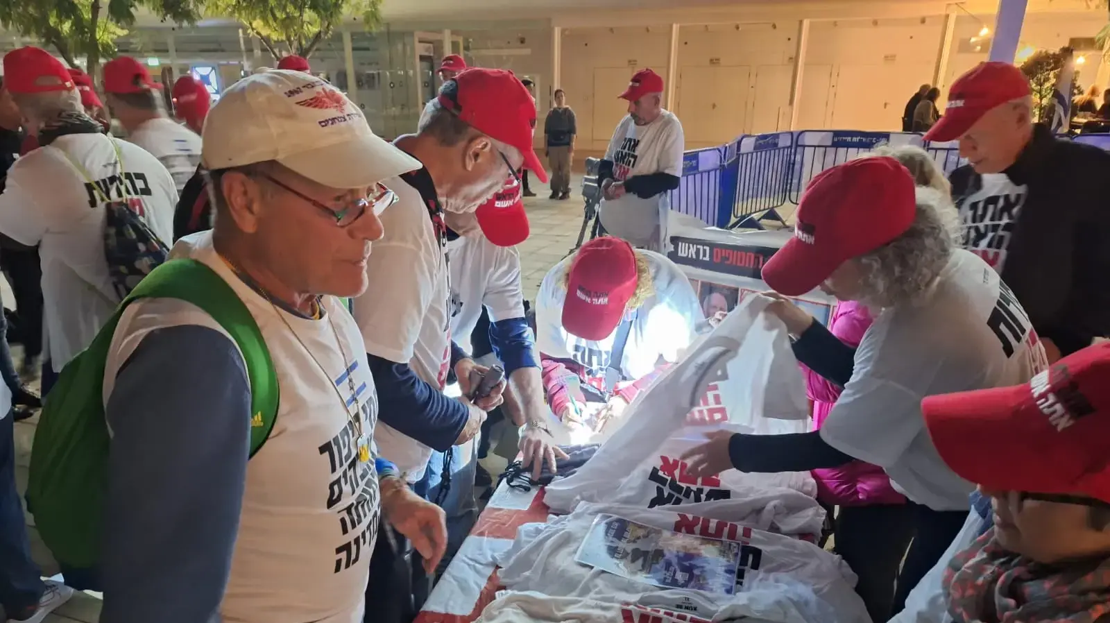 מחאת קפלן - הפגנת משפחת החטופים בהבימה מחאת קפלן - הפגנת משפחת החטופים בהבימה