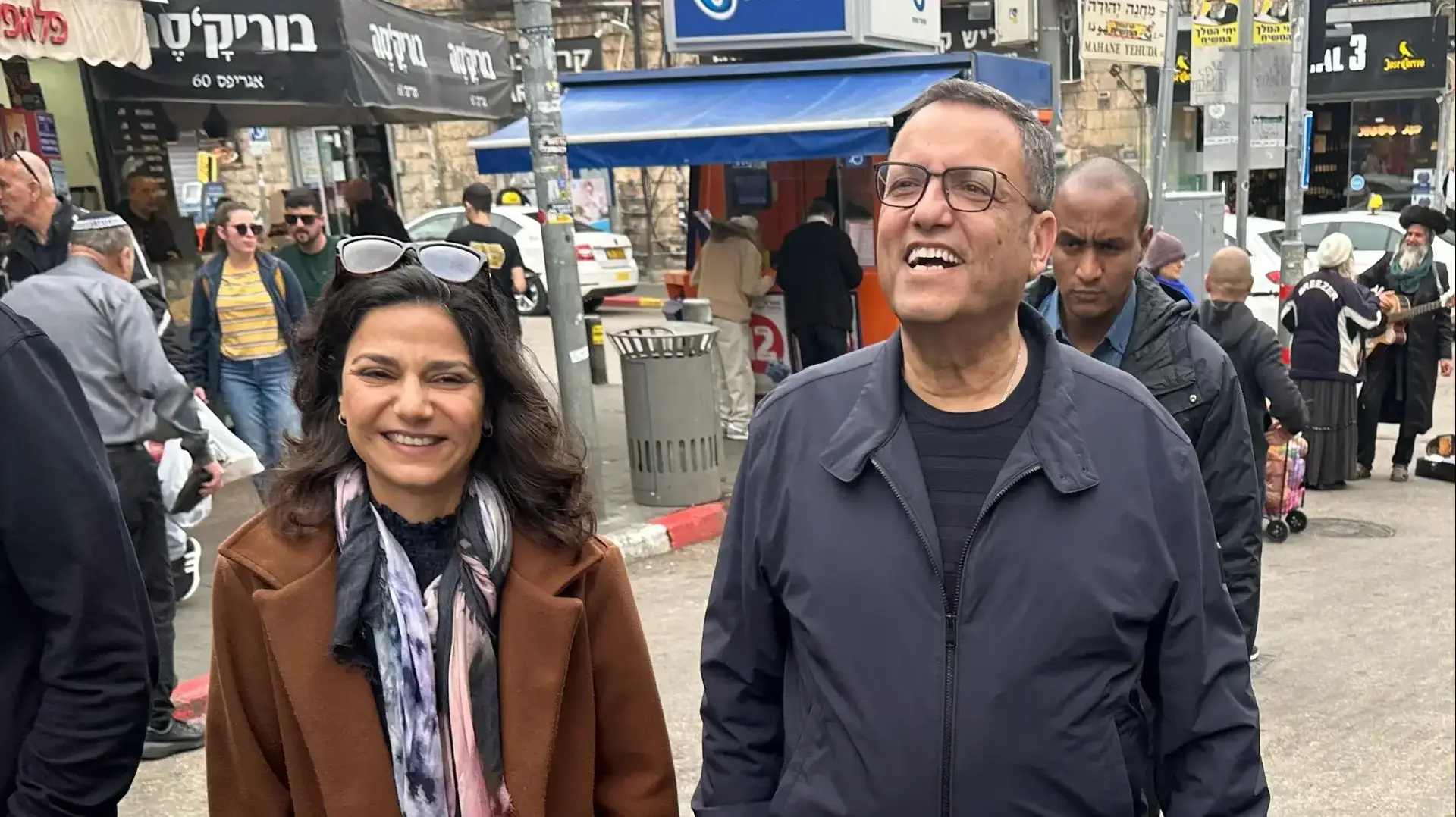 טלי פרידמן ומשה ליאון בסיור בשוק מחנה יהודה טלי פרידמן ומשה ליאון בסיור בשוק מחנה יהודה