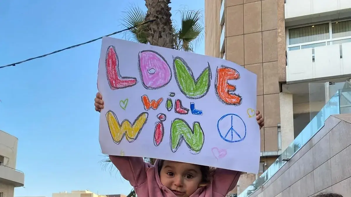 ריי ווייט מפגינה נגד פוטין בתל אביב ריי ווייט מפגינה נגד פוטין בתל אביב