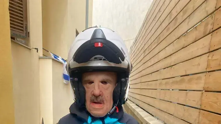 אחד מהחשודים שהיה בדרכו לביצוע ניסיון החיסול הגיע עם אופנוע וחבש את המסיכה עליו, 25 בפברואר 2024