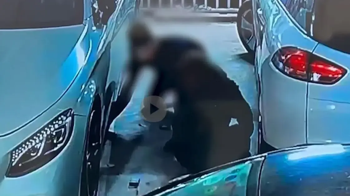 הנחת המטען מתחת לרכבו של אלי מוסלי