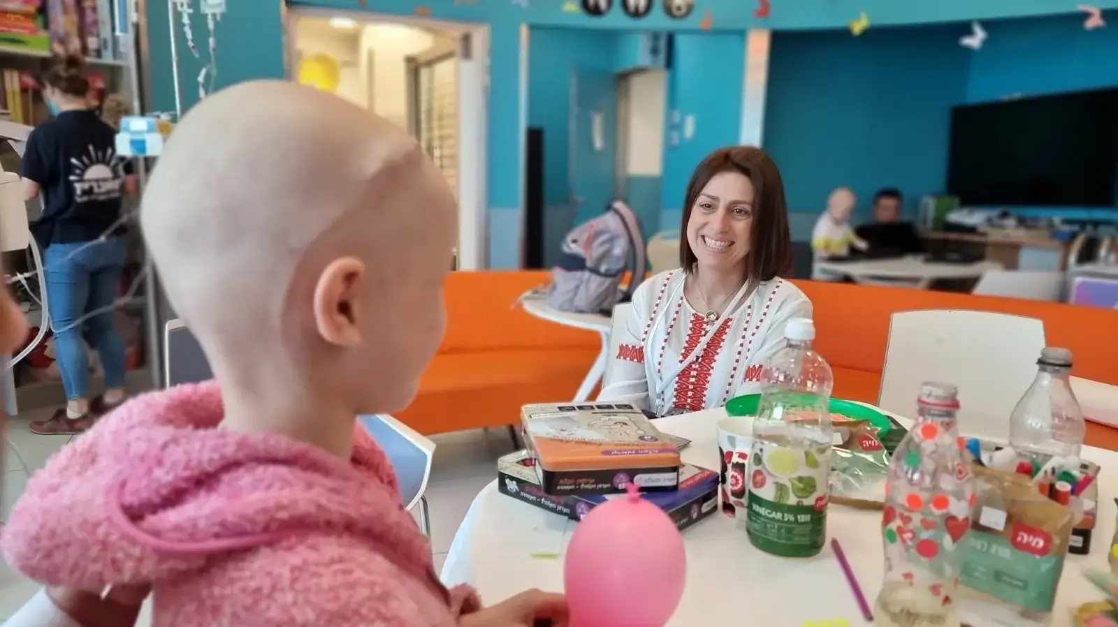 : ביטה נוהבנדי מורובטי והילדה נהרה, במערך ההמטו-אונקולוגי בבית החולים "רות" לילדים ברמב"ם : ביטה נוהבנדי מורובטי והילדה נהרה, במערך ההמטו-אונקולוגי בבית החולים "רות" לילדים ברמב"ם