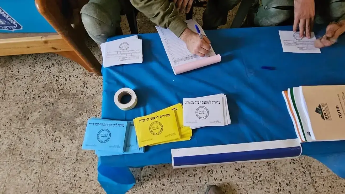 חיילים מצביעים בבחירות לרשויות המקומיות, חאן יונס, 26 בפברואר 2024 חיילים מצביעים בבחירות לרשויות המקומיות, חאן יונס, 26 בפברואר 2024