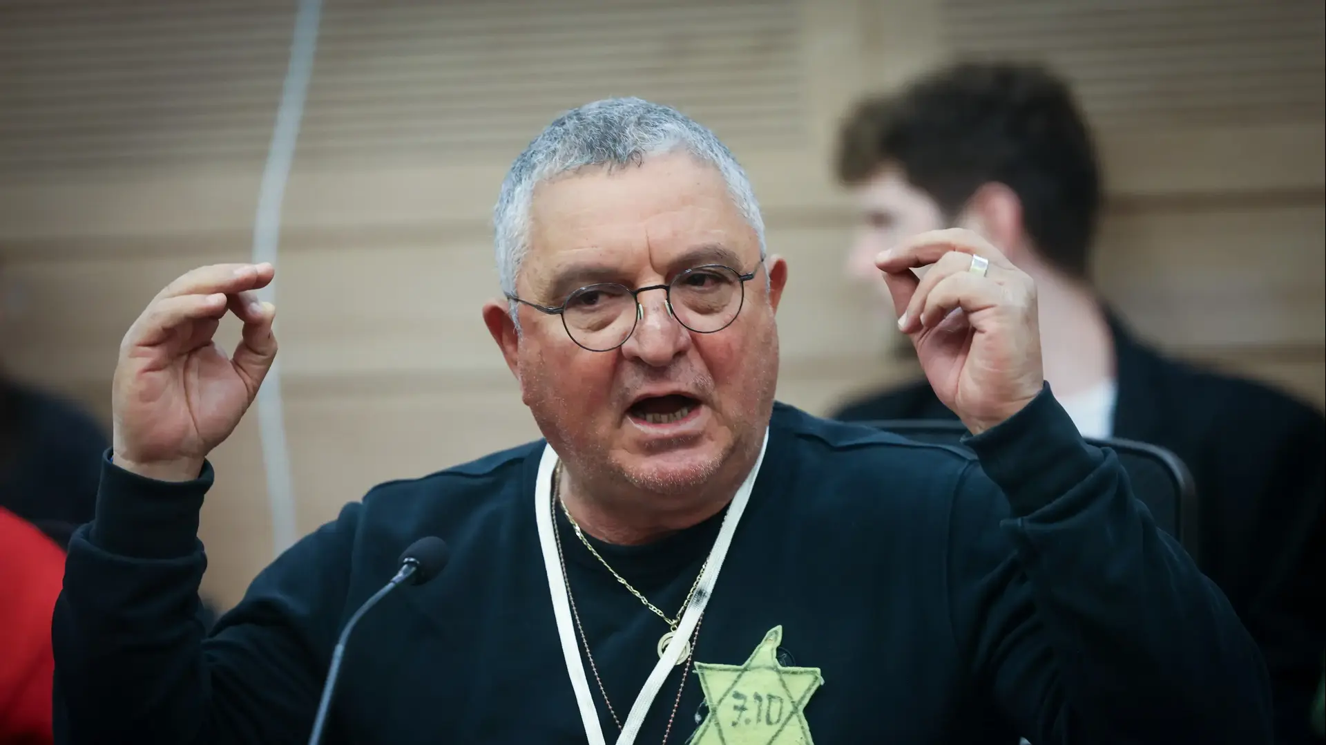 בן משפחה של חטוף ענד טלאי צהוב במהלך דיון ועדת הביטחון של הכנסת,26 בפברואר 2024 בן משפחה של חטוף ענד טלאי צהוב במהלך דיון ועדת הביטחון של הכנסת,26 בפברואר 2024
