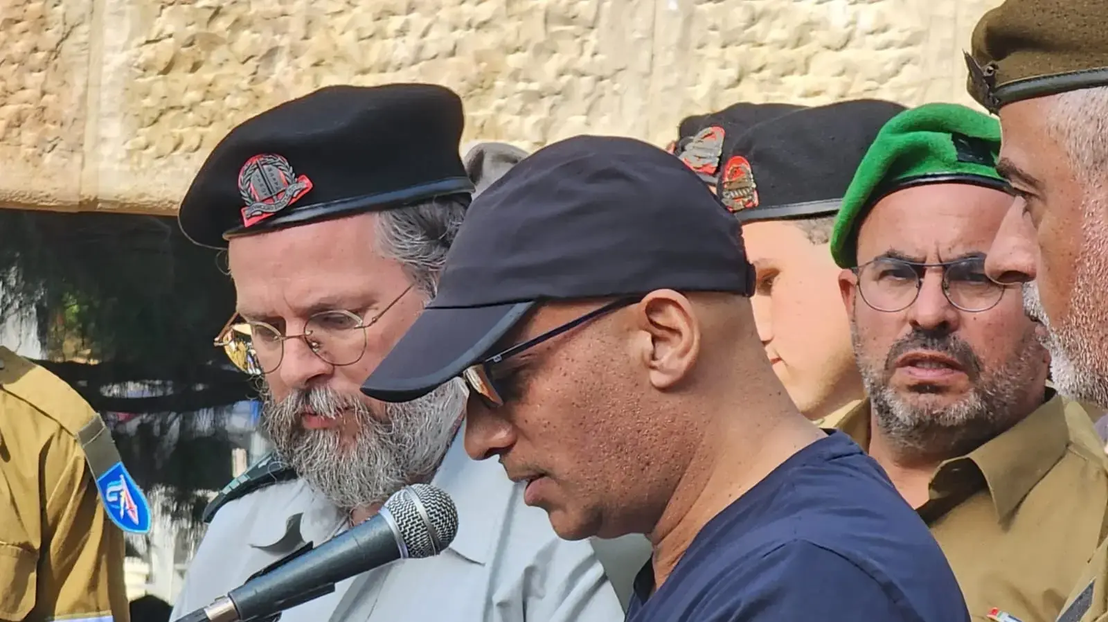 האבא אמיר בהלוויתו של עוז דניאל, בית העלמין הצבאי כפר סבא, 26 בפברואר 2024 האבא אמיר בהלוויתו של עוז דניאל, בית העלמין הצבאי כפר סבא, 26 בפברואר 2024