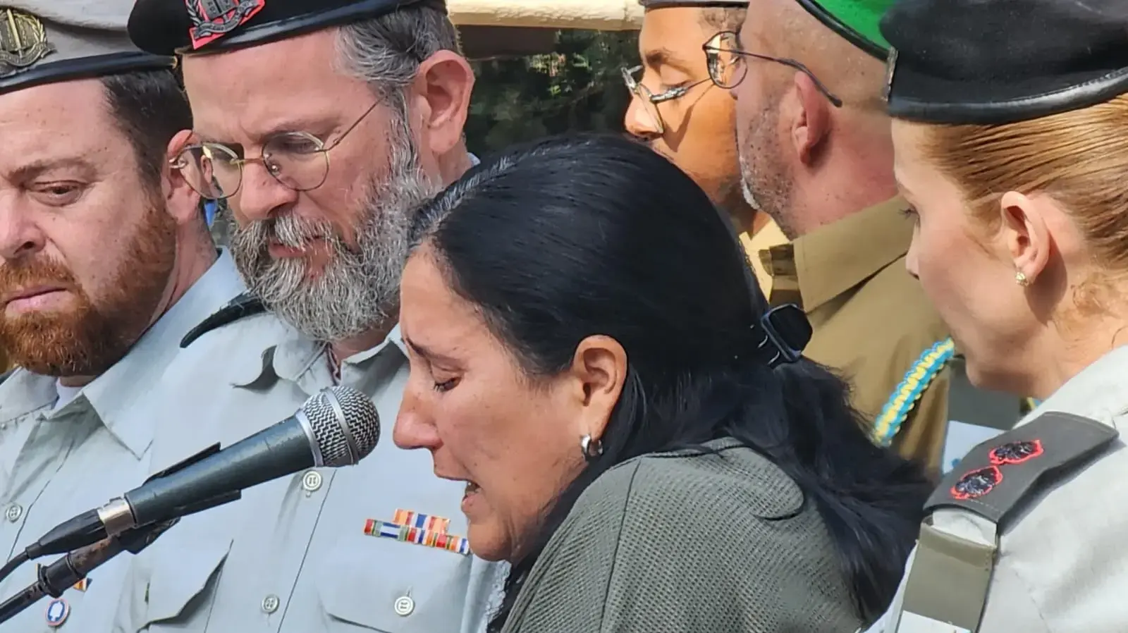 האמא מירב בהלוויתו של עוז דניאל, בית העלמין הצבאי כפר סבא, 26 בפברואר 2024 האמא מירב בהלוויתו של עוז דניאל, בית העלמין הצבאי כפר סבא, 26 בפברואר 2024