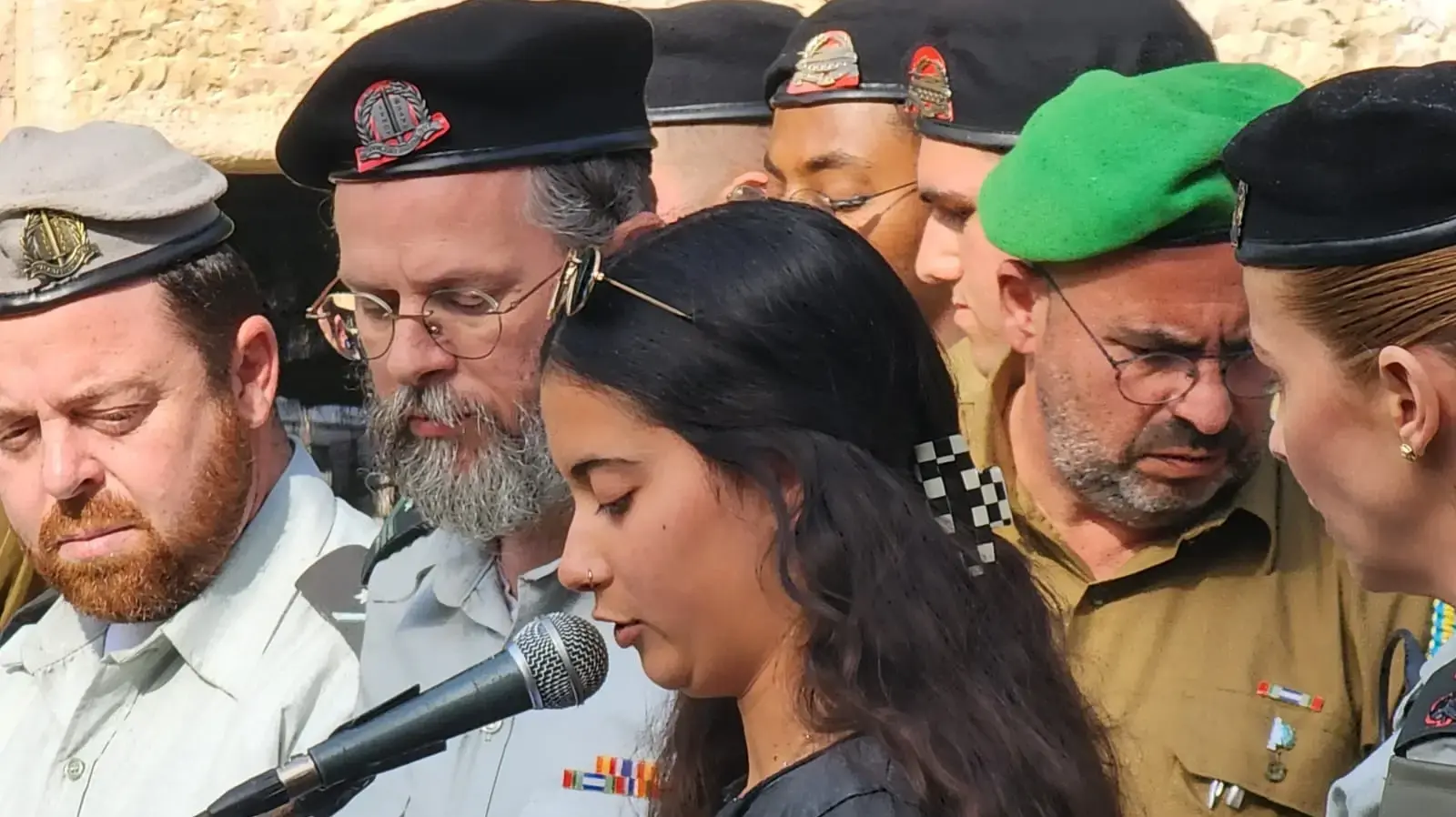 האחות התאומה בהלוויתו של עוז דניאל, בית העלמין הצבאי כפר סבא, 26 בפברואר 2024 האחות התאומה בהלוויתו של עוז דניאל, בית העלמין הצבאי כפר סבא, 26 בפברואר 2024