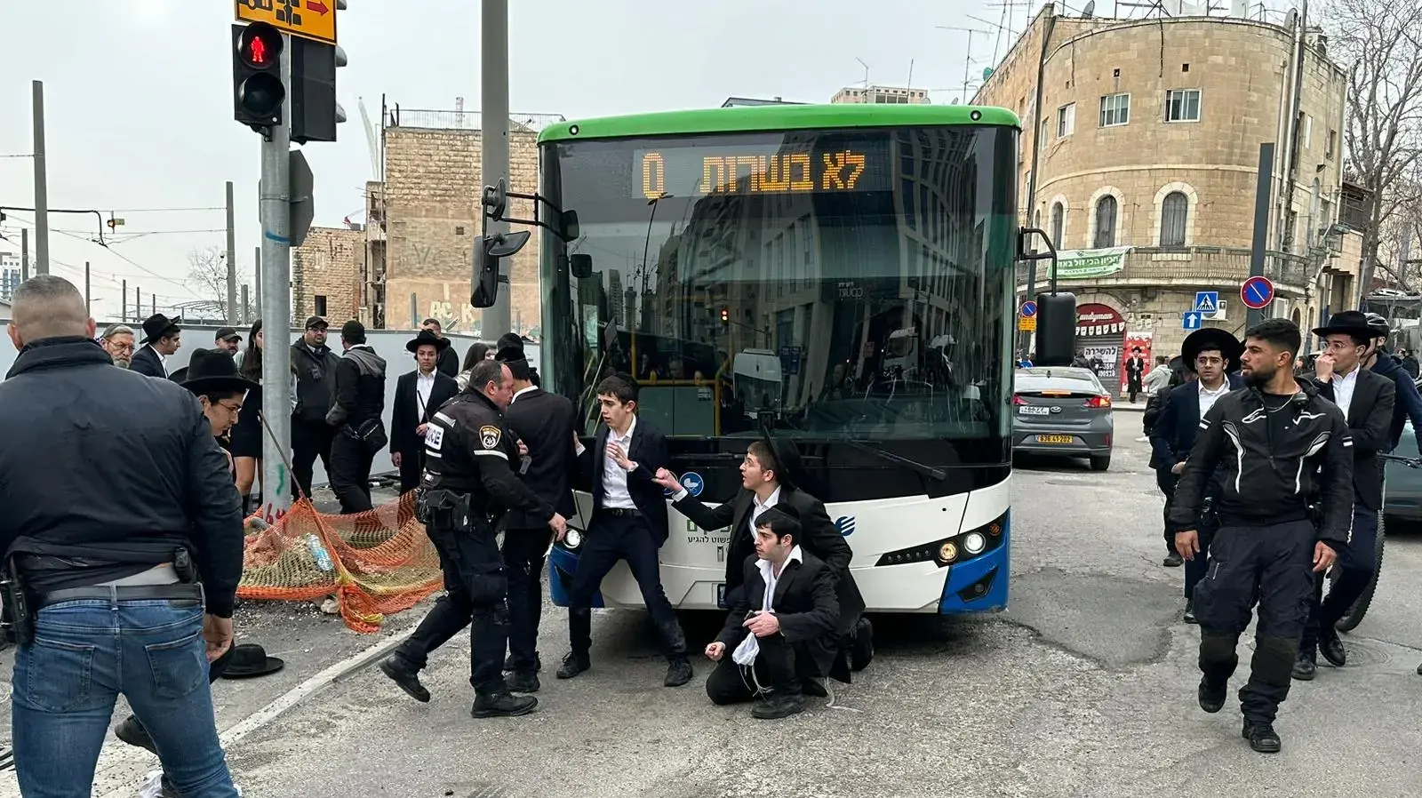 עשרות חרדים חוסמים את צמתים בירושלים במחאה על חוק הגיוס עשרות חרדים חוסמים את צמתים בירושלים במחאה על חוק הגיוס