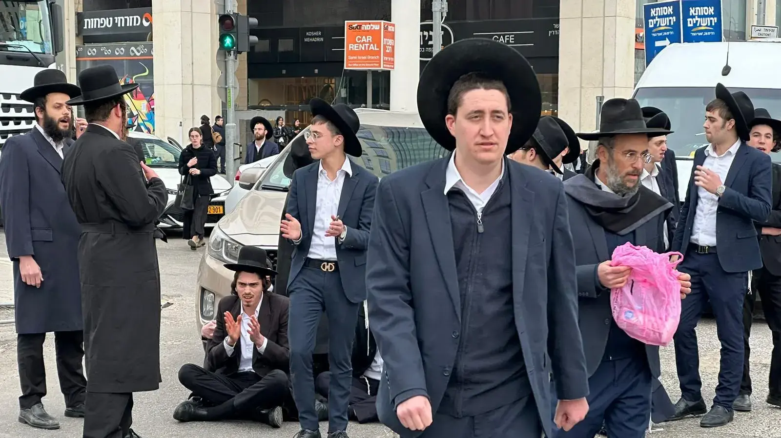עשרות חרדים חוסמים את צמתים בירושלים במחאה על חוק הגיוס עשרות חרדים חוסמים את צמתים בירושלים במחאה על חוק הגיוס
