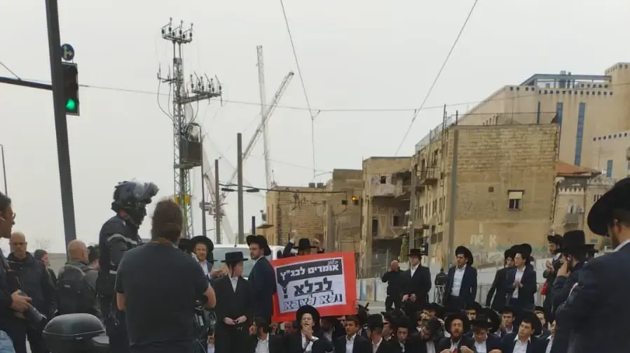 עשרות חרדים חוסמים את צמתים בירושלים במחאה על חוק הגיוס