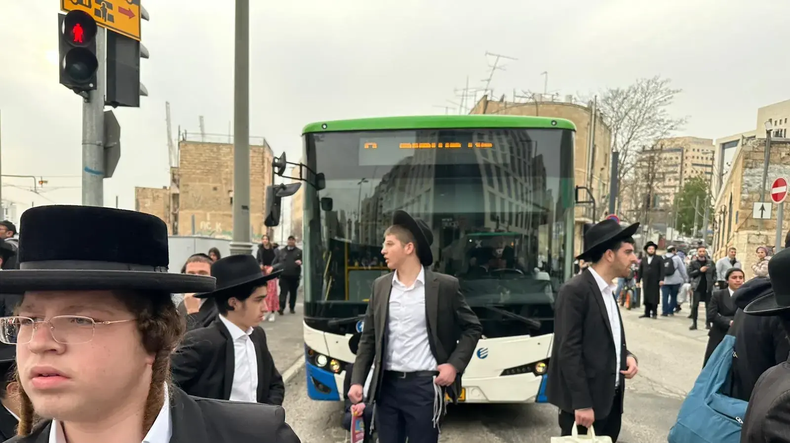 עשרות חרדים חוסמים את צמתים בירושלים במחאה על חוק הגיוס