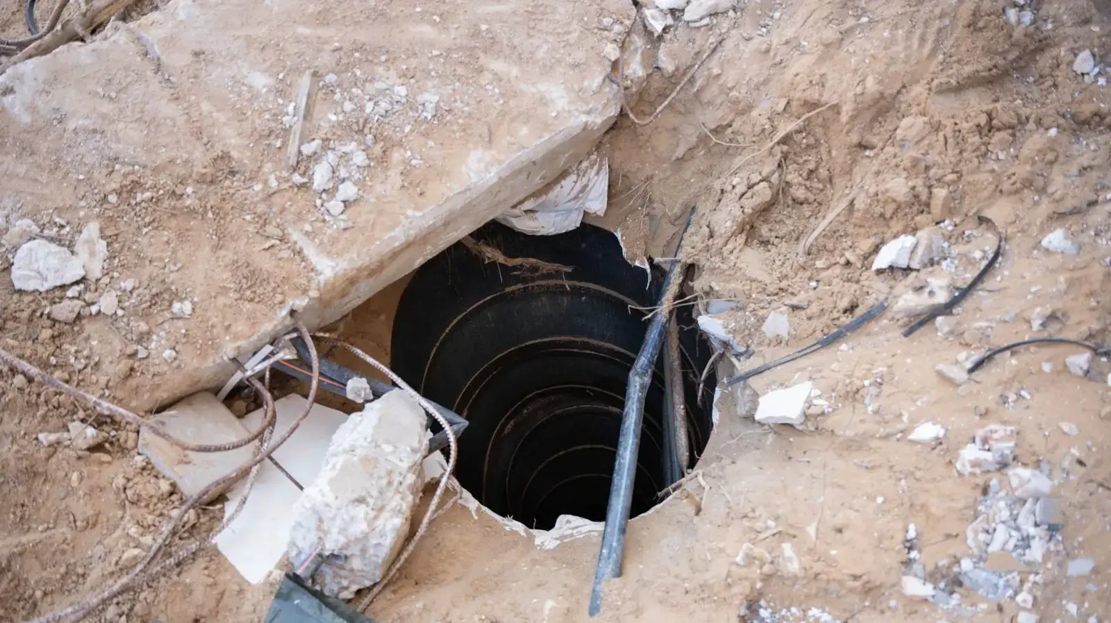 פיר מנהרה שחושף צה"ל בעזה פיר מנהרה שחושף צה"ל בעזה