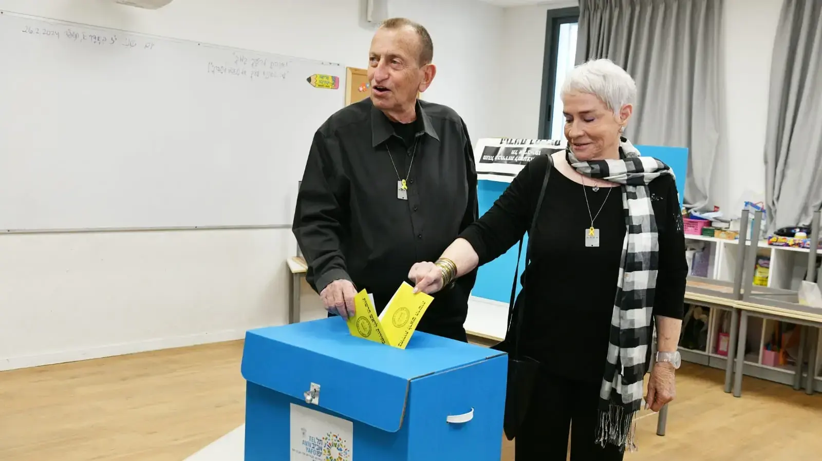 רון חולדאי ואשתו יעל חולדאי מצביעים בבחירות המקומיות, קלפי תל אביב, 27 בפברואר 2024